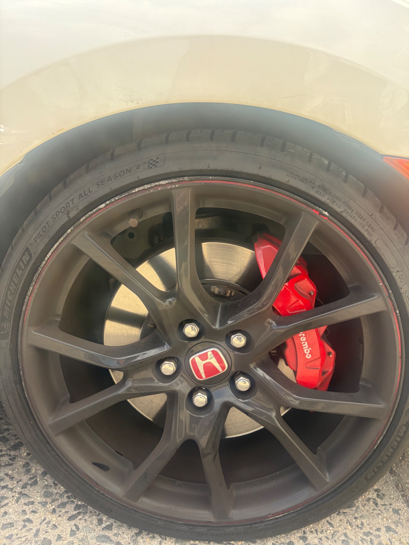 Honda Civic Type R — Wheel before detailing